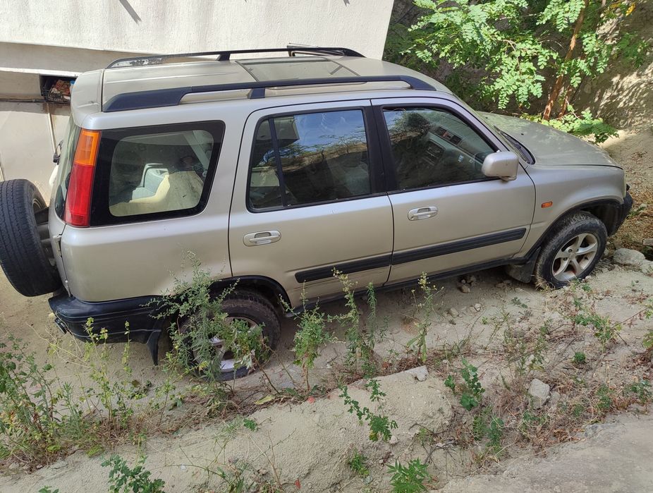 Продавам хонда CR V