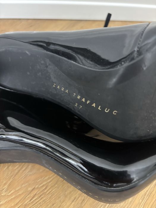 Продам сапожки лаковые Zara