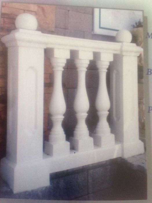 Бетонные балясины, вазоны, колонны, скульптуры, лев на постаменте