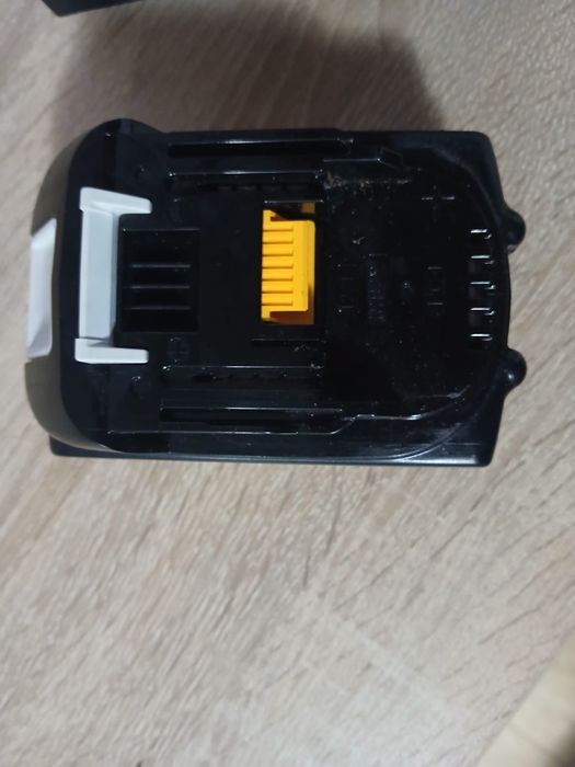 Vând baterie makita 6ah și încărcător makita