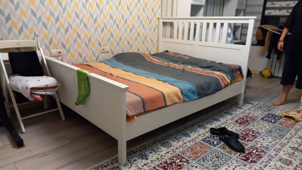 Продается кровать дерево с матрасом