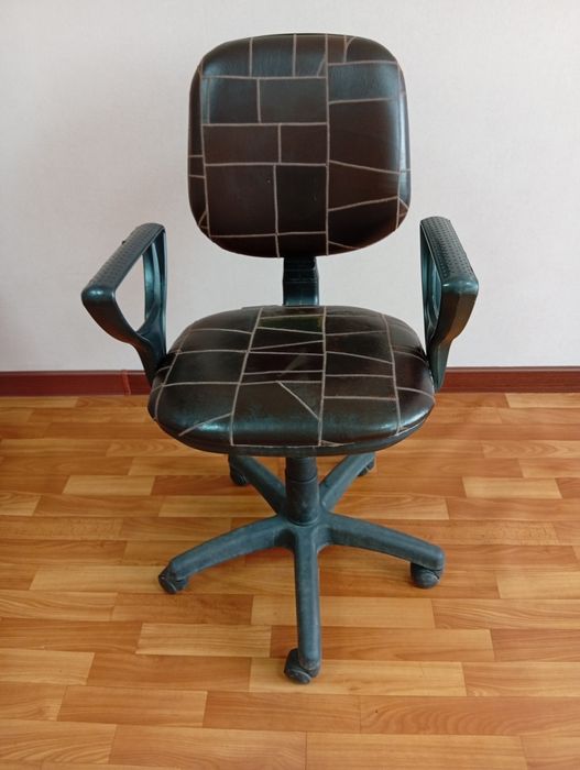 продается кожаный стул - кресло