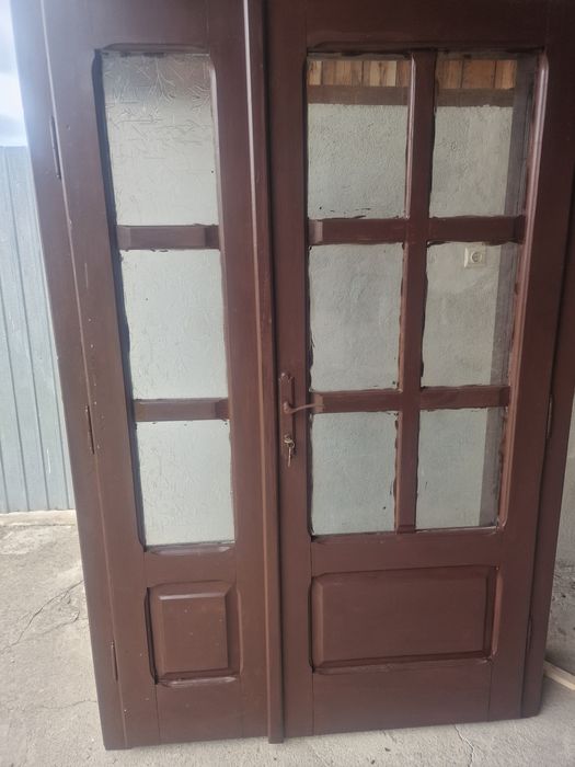 Ușă din lemn masiv cu geam – de vânzare