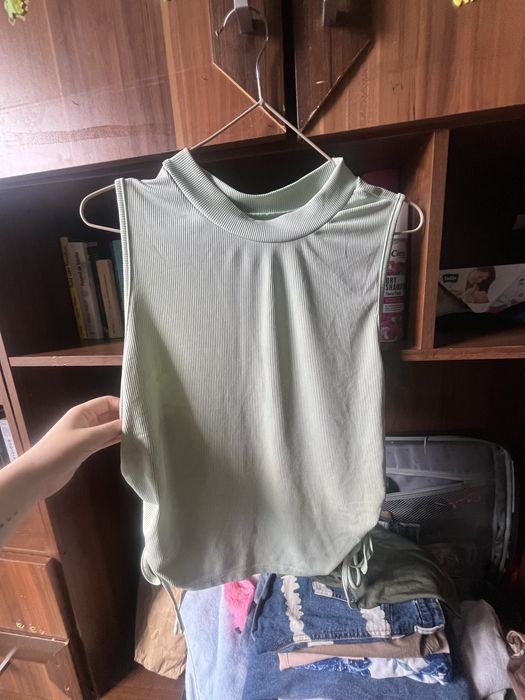 top verde cu guler