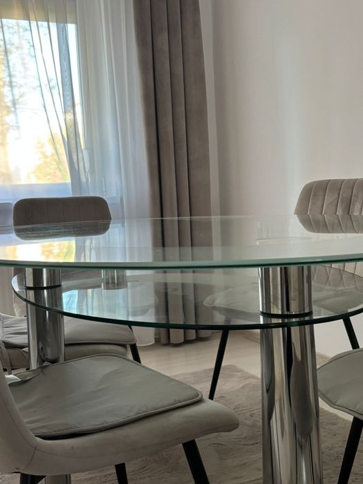 Vând masă de livingfixă.