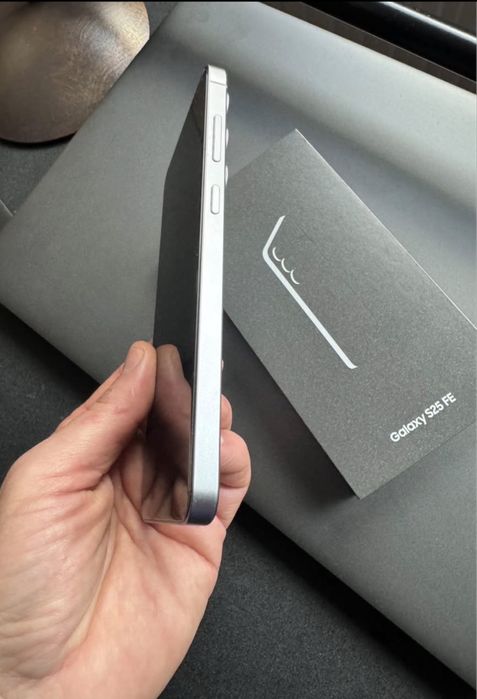 Samsung galaxy  S25 FE 2025