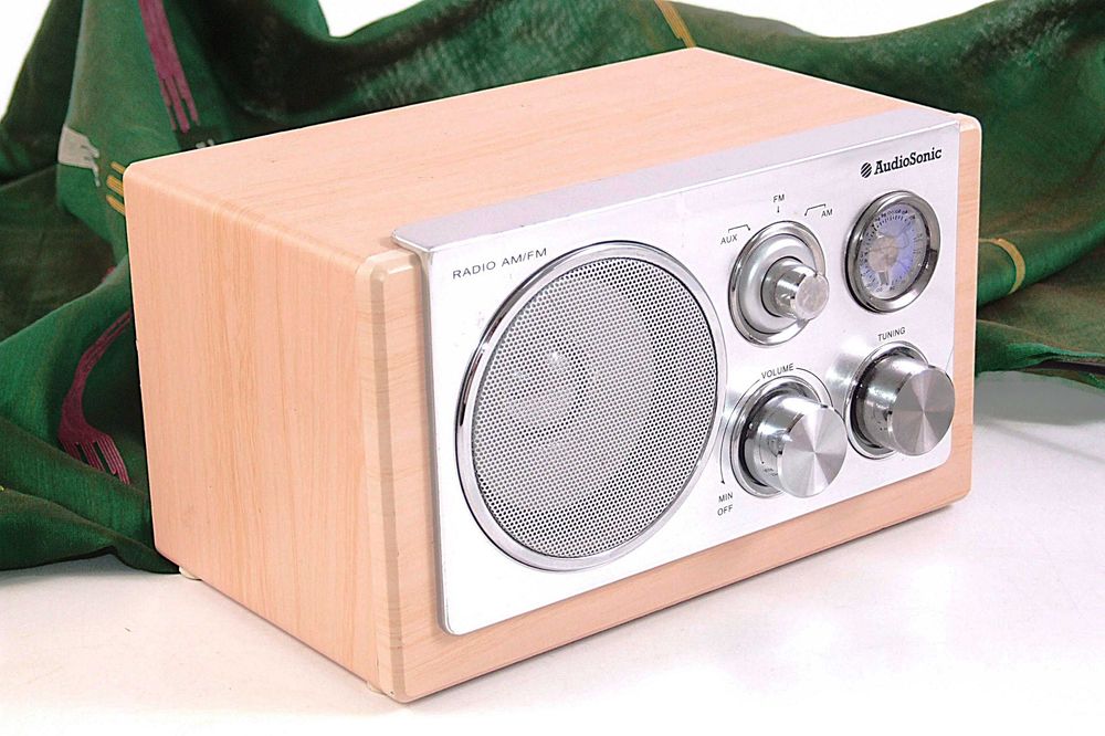 Radio AudioSONIC, FM/AM, antena telescopica, furnir, sunet impecabil