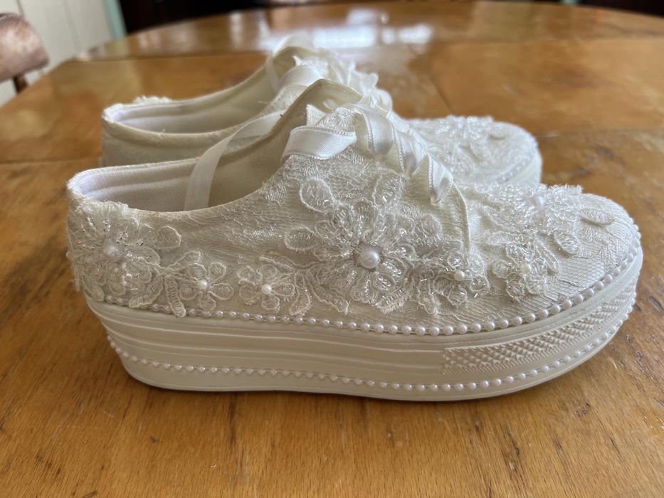 Чисто бели обувчици