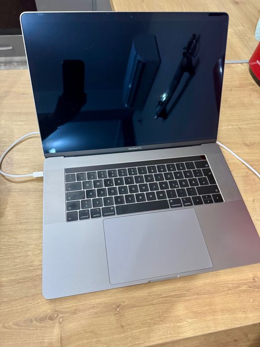 Macbook Pro A1990 32 RAM AMD Pro 560x 4GB , 512 GB SSD ,