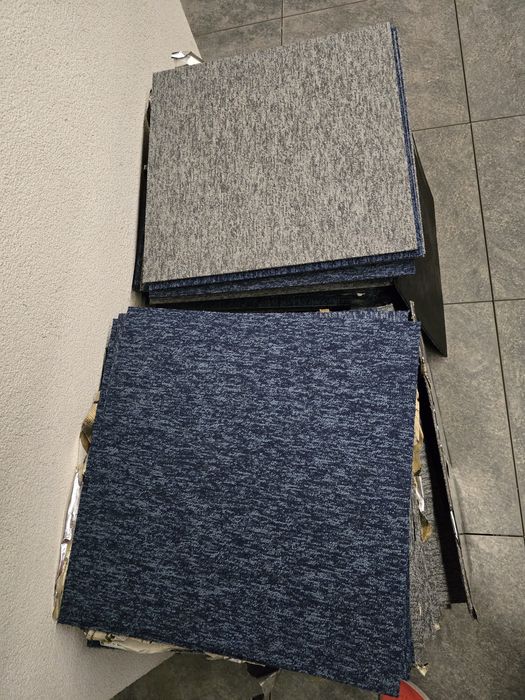 Vand dale de mocheta 50x50 de birou