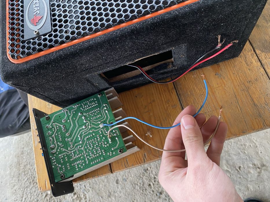 саббуфер под сидение