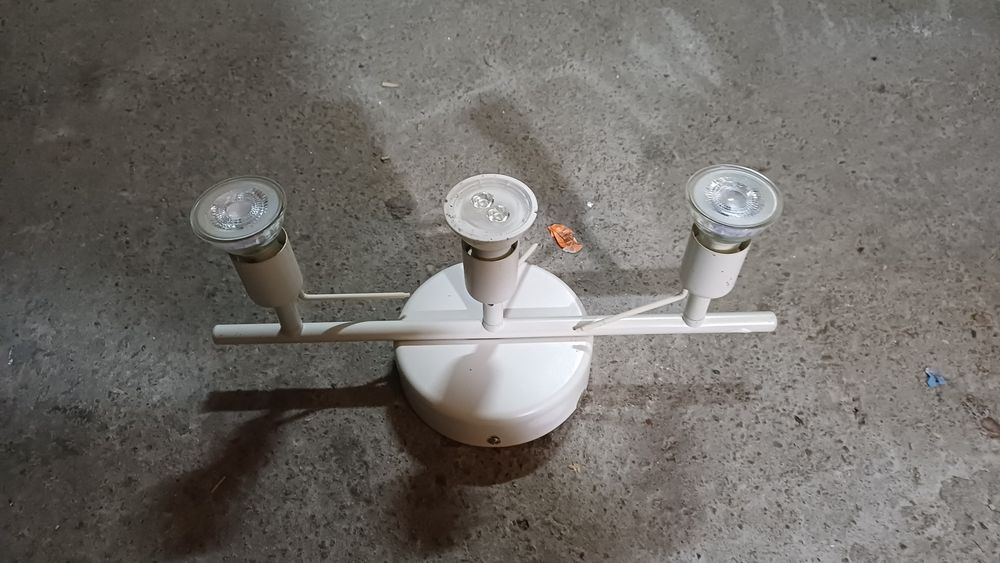 Vand lustra cu 3 becuri