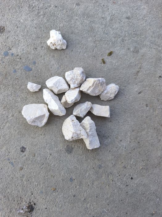 Piatră decorativa concasata granit calcar bej alb găbui