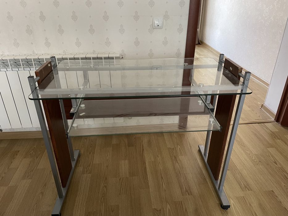 Кровать, компиьютерный стол