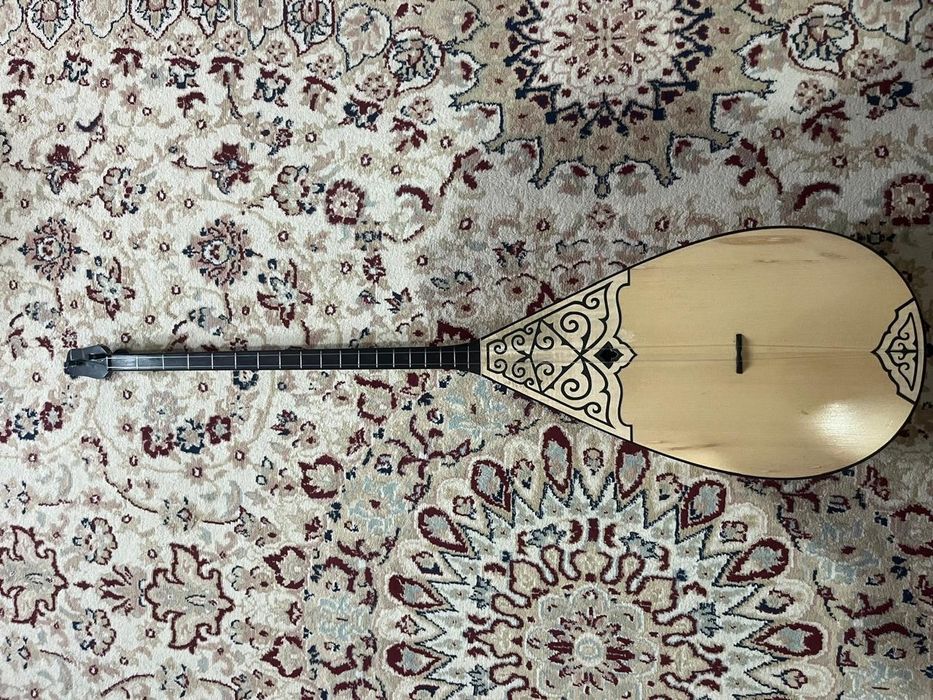 Домбыра сатылады.