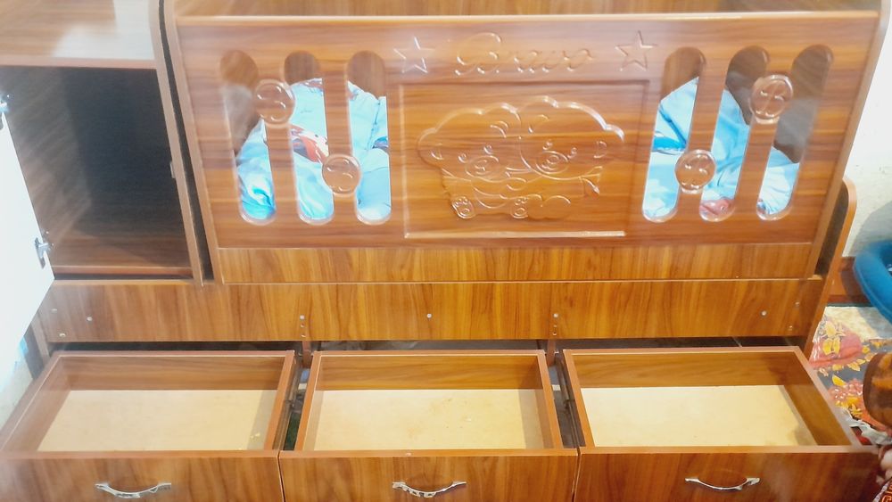 Bolalar shkafi va lolkasi