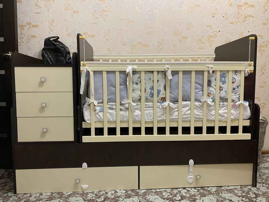 Продам детскую кроватку с маятником