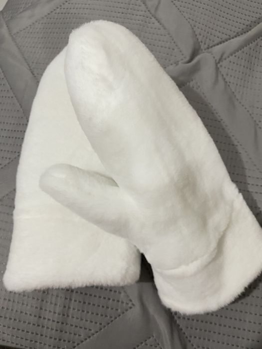 Теплые варежки белые