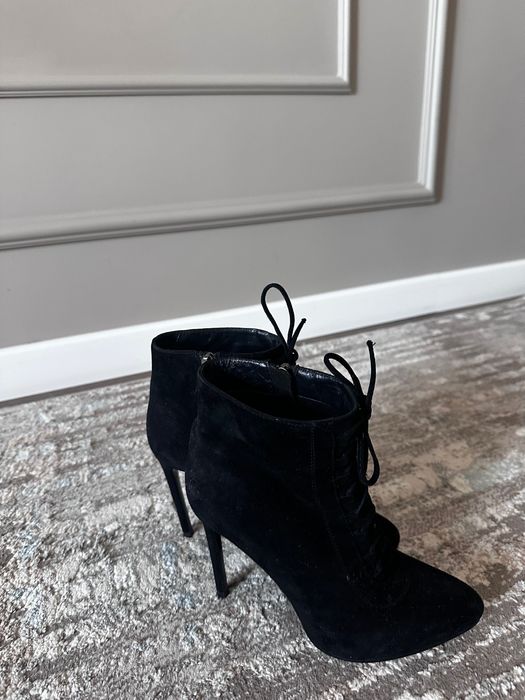 Замшевые ботильоны