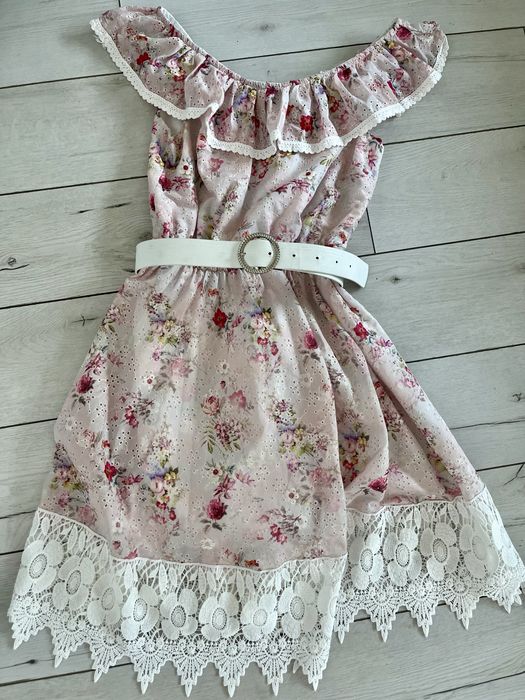 Красива дантелена рокля