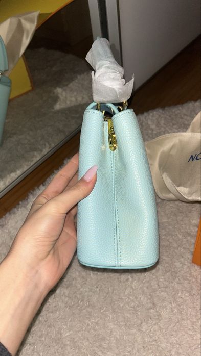 Geanta Louis Vuitton Capucines piele naturala pe stoc