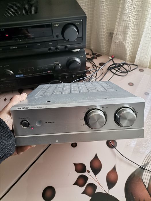 Vând amplificator ONKYO A-933