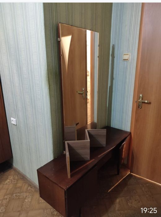 Отдам даром шифоньер, трюмо