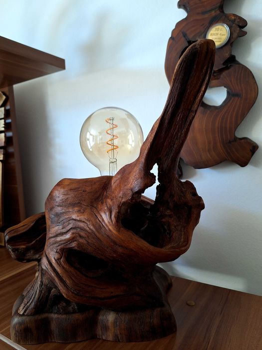 Ръчно изработена настолна лампа от дърво
