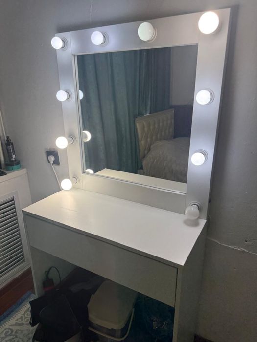 Продам шкаф и макияжный столик