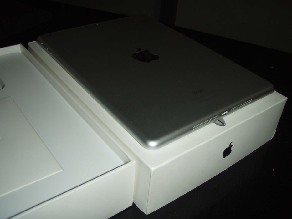 Tableta 9.7'' Ipad Air A1474, la cutie, in stare foarte buna