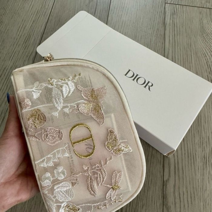 Чантичка козметична на Dior и гримове