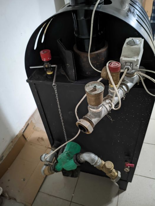 Termosemineu Lenora tip centrala 25 kW SAB25 negru cu regulator tiraj