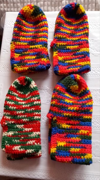 Предлагам красиви ръчно плетени вълнени чорапи