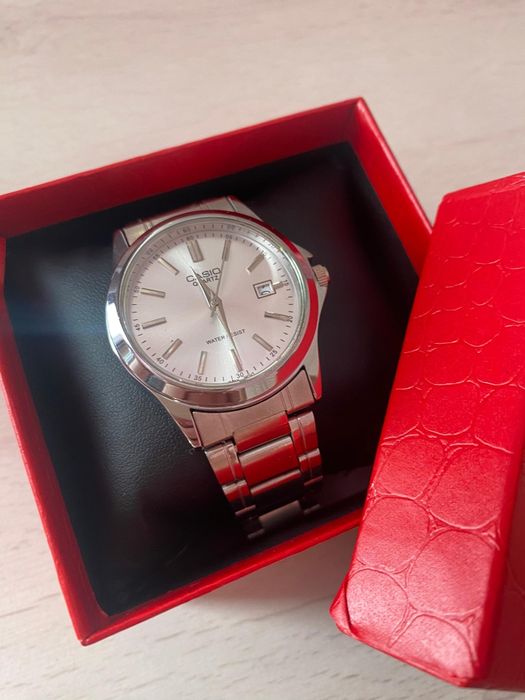 Продам часы наручные