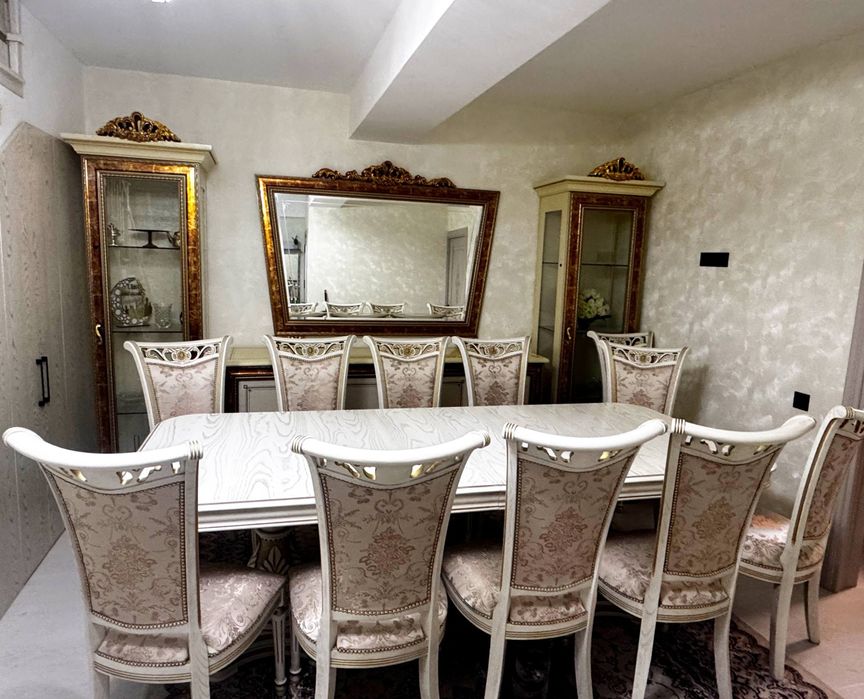 СРОЧНО ПРОДАЁТСЯ стол и стулья для гостиной произв во Эътикод Комодо