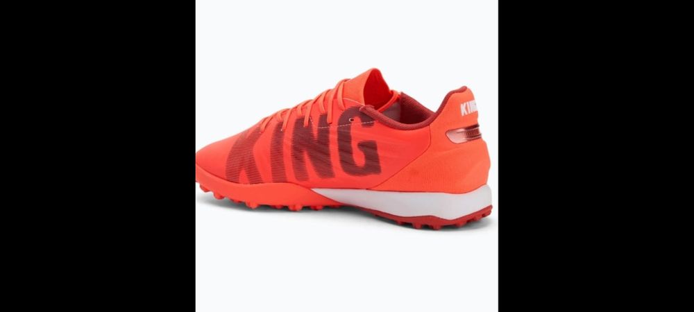 Adidași fotbal teren sintetic.