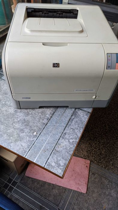 продавам Принтер HP Color LaserJet CP1215