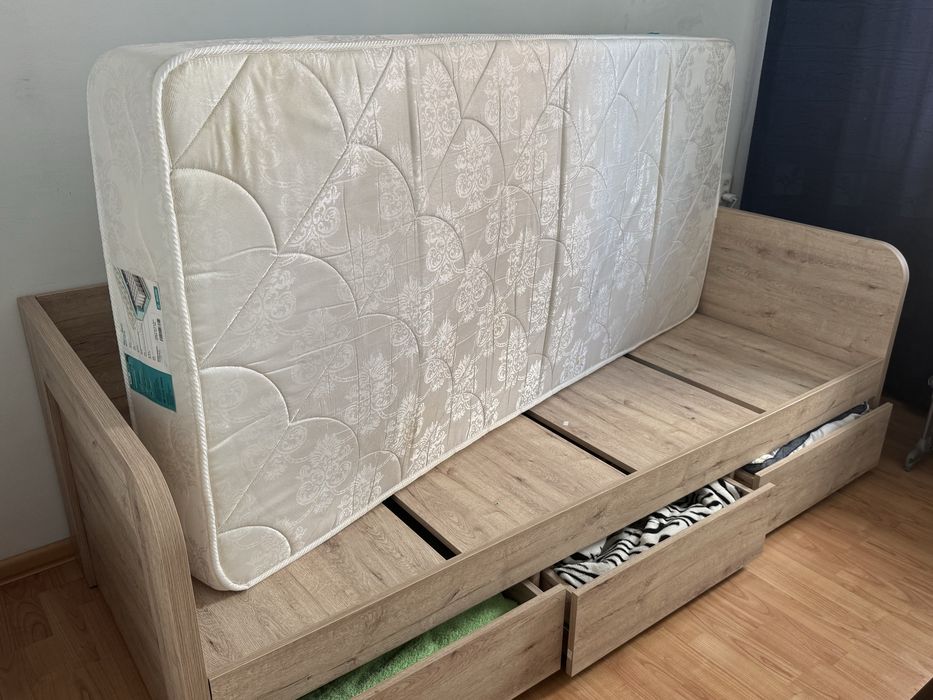 Продам кровать с матрасом