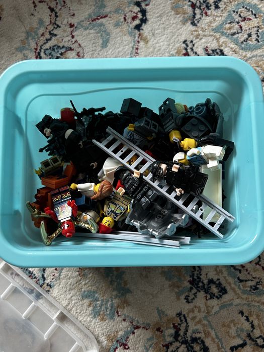Ящик мини фигурками LEGO
