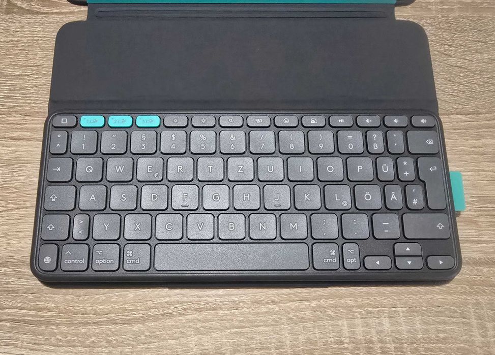 Чисто нов калъф с клавиатура Logitech Flip Folio за iPad 11" (Pro M4 / Air M2)