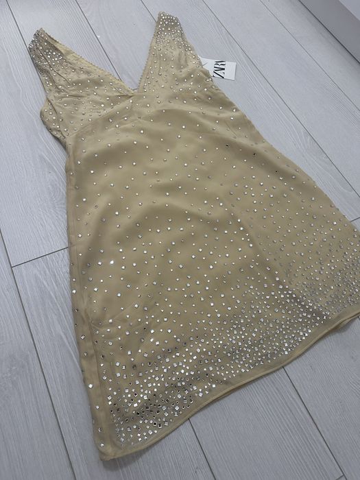 Нова с етикет рокля с камъни Zara