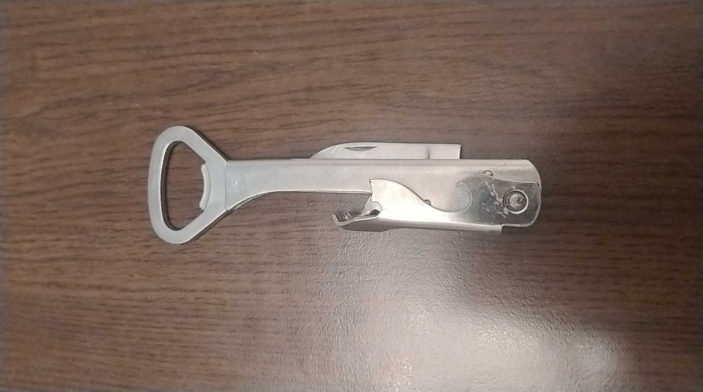 Lot desfăcător conserve / capace sticle și tirbușoane vechi