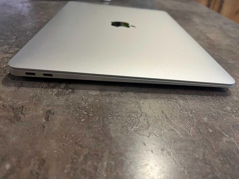 лаптоп Macbook Air 13-inch, 2020 година