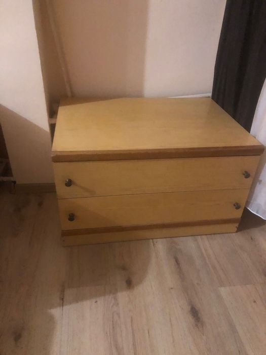 Шкаф с две големи чекмеджета