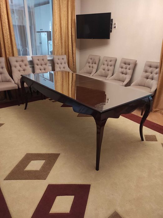 Стол со стульями в гостиную