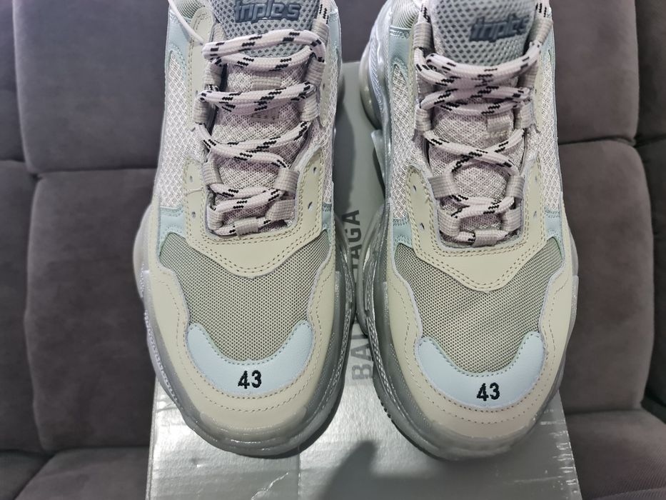 Vând Balenciaga Triple S
