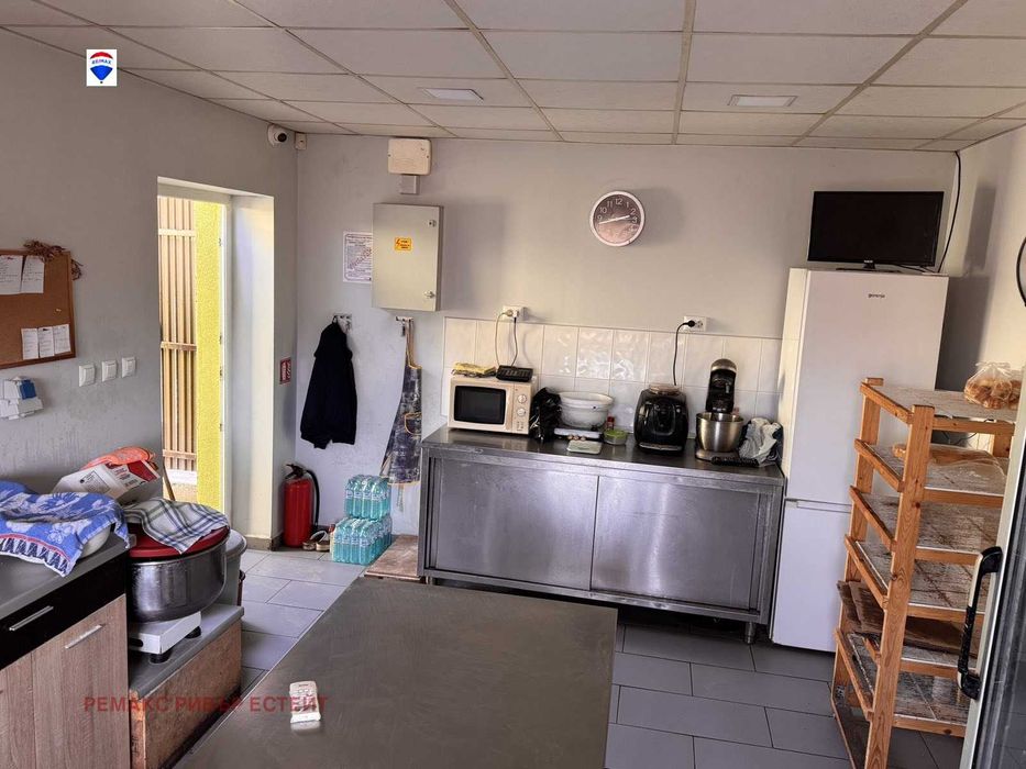 Бизнес имот с басейн за продажба в с. Пиргово