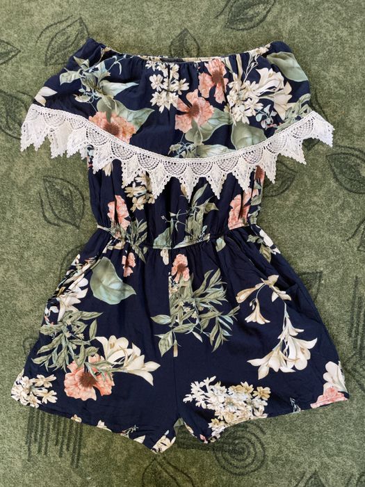 Salopeta scurta cu motiv floral, dantela si buzunare Marime S