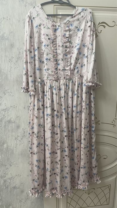 Продаю платье в хорошем состояние 50р аккуратный платье