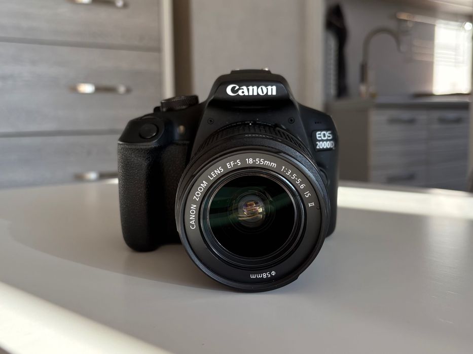 Фотоапарат DSLR Canon EOS 2000D + зарядно